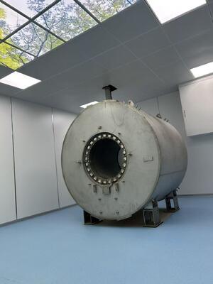 ราคาดี ประสิทธิภาพการป้องกัน 100dB ห้องป้องกัน RF ด้วยการสร้างแบบโมดูลหรือในสถานที่และขนาดห้องที่สามารถปรับแต่งได้สําหรับ MRI Faraday Cage ออนไลน์