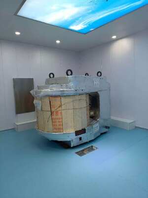 ราคาดี ห้องป้องกัน RF ที่มีประสิทธิภาพป้องกัน 100dB และหน้าต่างกระจกป้องกัน RF ที่เคลือบหลายชั้นสําหรับการปรับแต่ง Faraday Cage MRI ออนไลน์